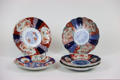 JAPAN. Meeting of five plates in Imari porcelain...