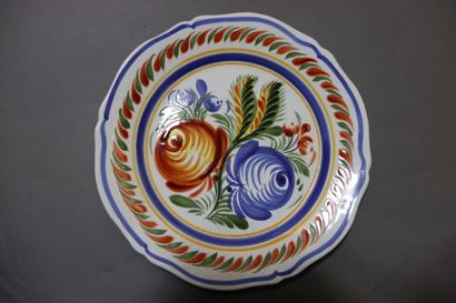 Réunion de 5 assiettes et plats à différents...