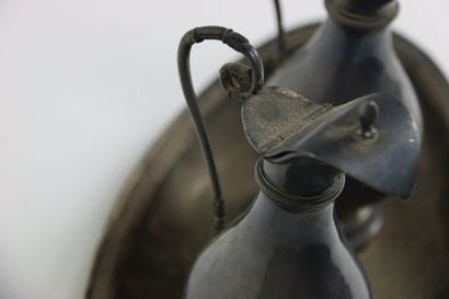 Paire de burettes en argent sur un plateau...