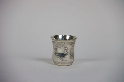 Une timbale en argent. Poinçon Minerve. Dimensions:...