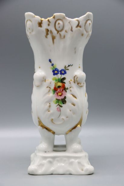 PAIRE DE VASES de mariée en porcelaine de...