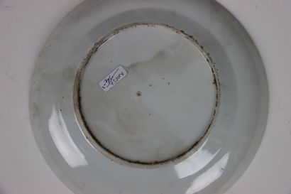 CHINE. Coupe en porcelaine à décor de volatiles...