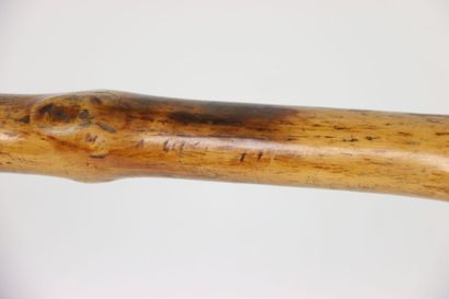 ASIE. Canne en bois gravée représentant des...