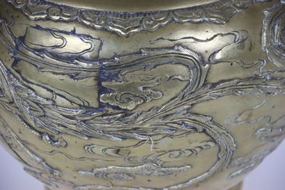 ASIE (CHINE) : Cache-pot en bronze à décor...