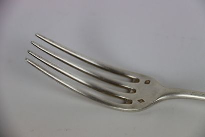 Réunion de deux fourchettes et de deux cuillères...