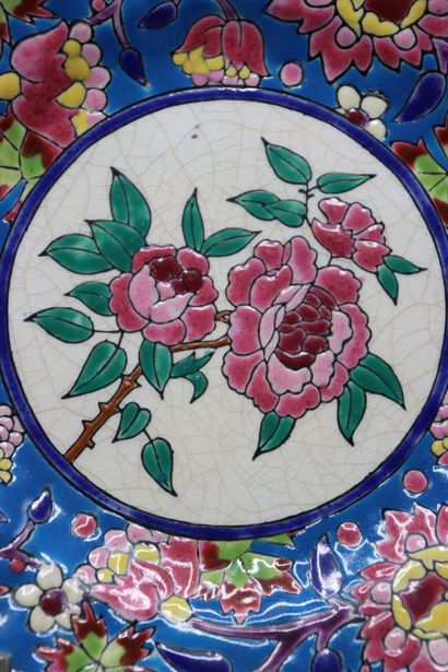Paire d'assiettes en émaux à décor de fleur...