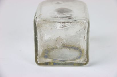 Travail du XVIIIe siècle. Fiole en verre...