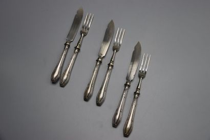 ARGENTERIE. Trois fourchettes et trois couteaux...