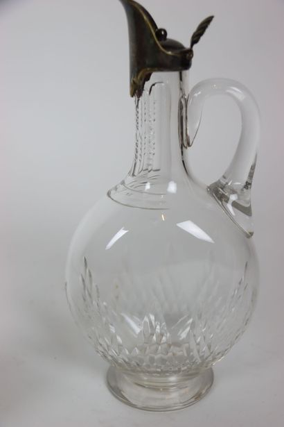 Paire de carafes en cristal à montures en...