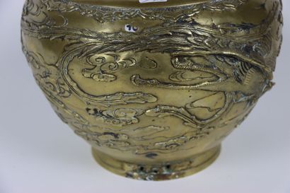 ASIE (CHINE) : Cache-pot en bronze à décor...