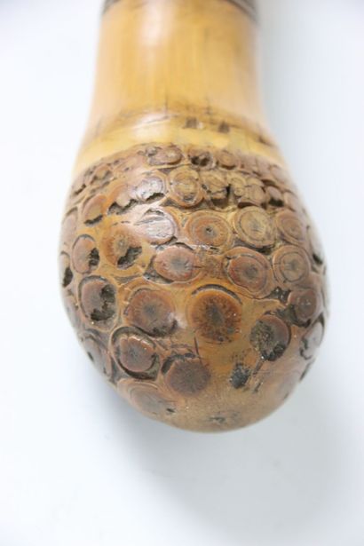 ASIE. Canne en bois gravée représentant des...