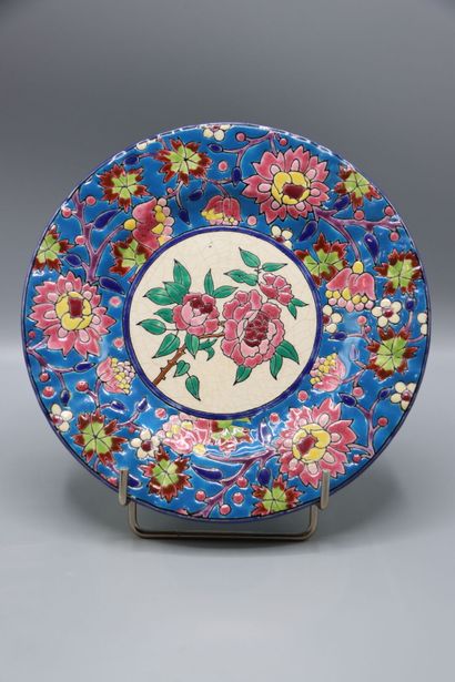 Paire d'assiettes en émaux à décor de fleur...