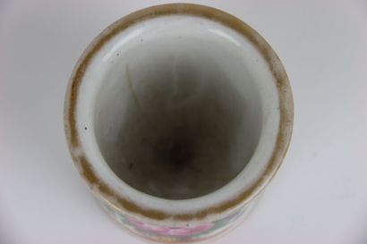 Petit pot en porcelaine de Paris. 