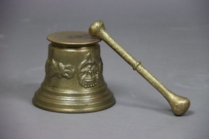 Lot comprenant un mortier avec pilon en bronze...