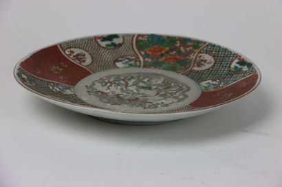 CHINE. Coupe en porcelaine à décor de volatiles...