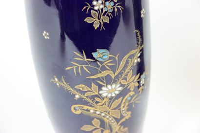 Paire de Vases en faïence polychrome sur...