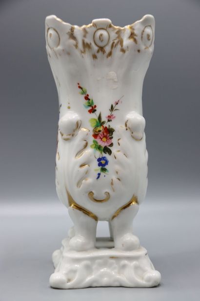 PAIRE DE VASES de mariée en porcelaine de...