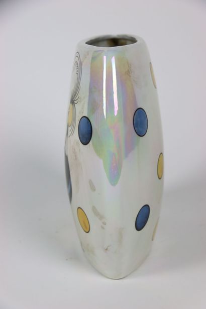 Vase plat en céramique polychrome à décor...