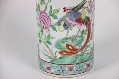 Asia : Vase in polychrome enamelled porcelain...