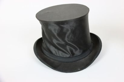 Une paire de chapeau CLAC. Hauteur: 15 c...