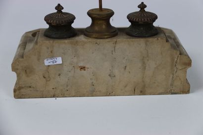 Travail du XIXe siècle. Encrier sur socle...