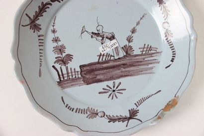 MOUSTIERS : Lot comprenant 5 assiettes à...