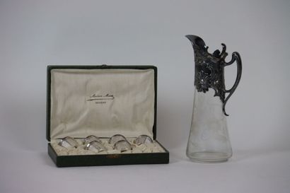 Carafe en verre gravé à décor de fleurs avec...