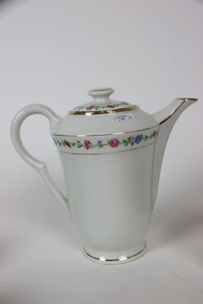 Partie de service en porcelaine (Lourioux)...