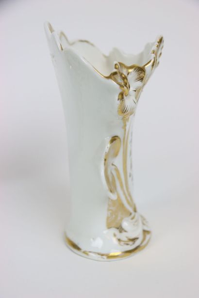 Paire de vase de Mariée polychromes en porcelaine...