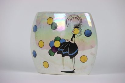 Vase plat en céramique polychrome à décor...