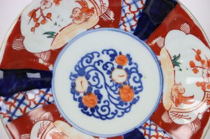 JAPAN. Meeting of five plates in Imari porcelain...
