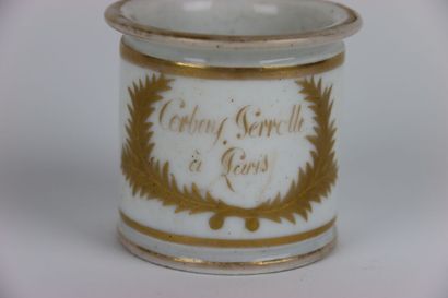 Petit pot en porcelaine de Paris. 