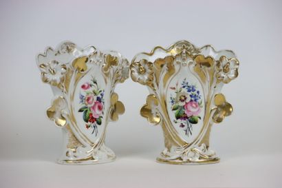 Paire de vase de Mariée polychromes en porcelaine...