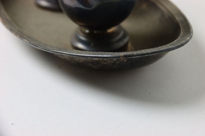 Paire de burettes en argent sur un plateau...
