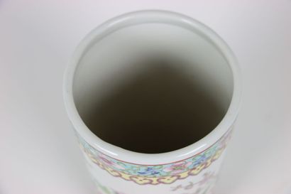Asia : Vase in polychrome enamelled porcelain...