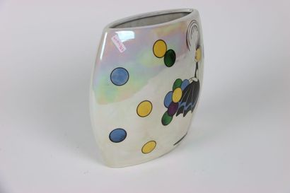 Vase plat en céramique polychrome à décor...