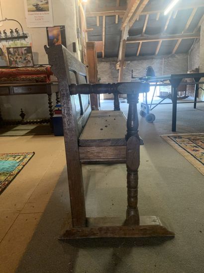 Travail Lorrain. Banc d'église en bois mouluré....