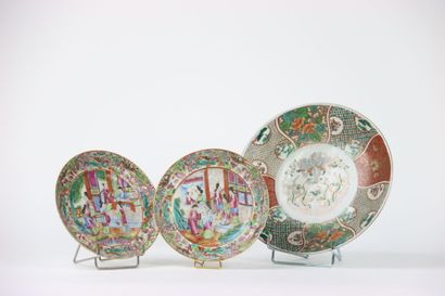 CHINE. Coupe en porcelaine à décor de volatiles...