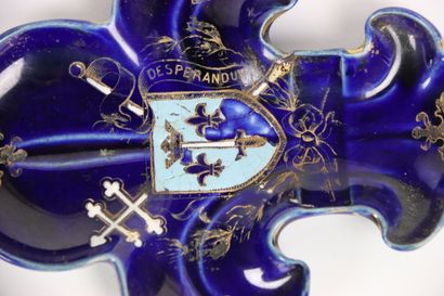 Pièce en faïence en forme de fleur de lys...