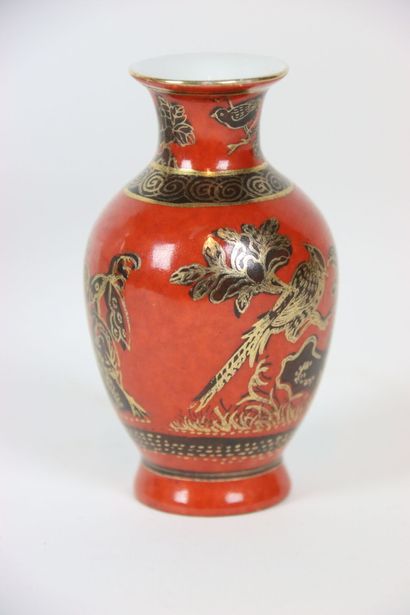 ASIE (CHINE) : Vase en porcelaine émaillée...
