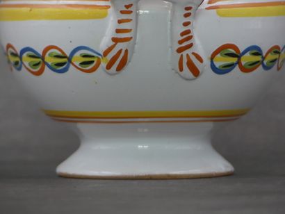 Petit pot couvert à décor de guirlande. Diamètre...