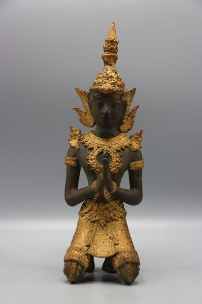 ASIA (THAILAND) : Kneeling Buddha in prayer,...
