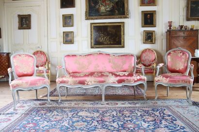 Mobilier de salon
composed of 2 large armchairs...