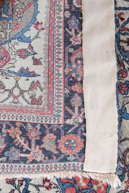TAPIS
Fine and ancient Sarouk . Persia ....