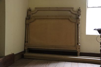 Un lit en hêtre mouluré et sculpté, laqué....