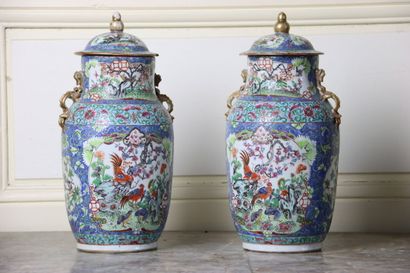CHINE
Pair of covered pots in polychrome...