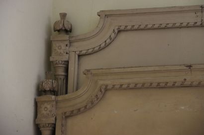 Un lit en hêtre mouluré et sculpté, laqué....