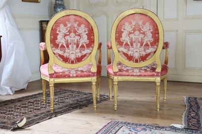 Mobilier de salon en bois sculpté et doré
composed...
