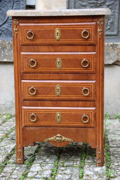 Meuble de maitrise 
Petit chiffonnier à 4...