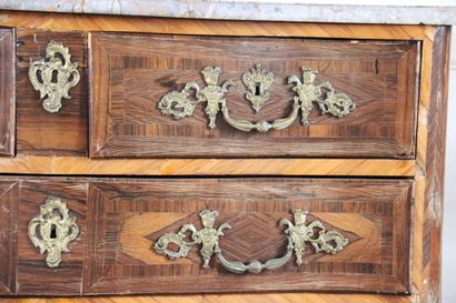 Commode en placage de palissandre et bois...